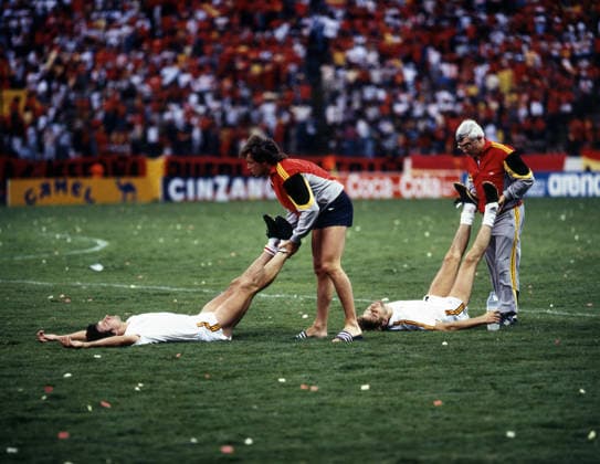 22.06.86 Belgien - Spanien Mexiko, Puebla, 22.06.1986, Fussball, FIFA WM 1986 in Mexiko, Viertelfinale, Belgien - Spanien (5:4 n.E.): Belgien Spieler werden in der Verlängerung behandelt. *** 22 06 86 Belgium Spain Mexico, Puebla, 22 06 1986, Soccer, FIFA World Cup 1986 in Mexico, Quarterfinals, Belgium Spain 5 4 n E Belgium Players will in the Extension treated