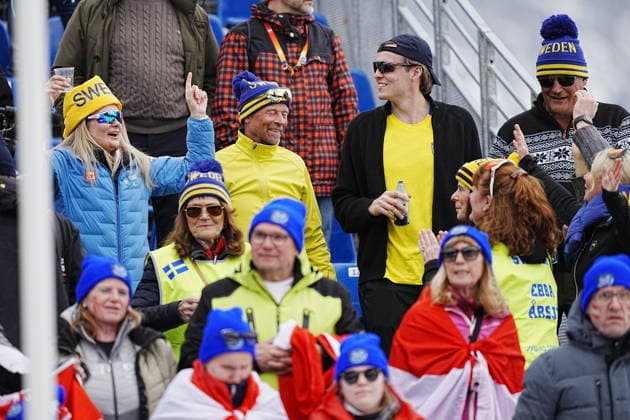CORTINA, ITALIEN 20260312 Familjen firar när Ebba Arsjö vinner guld i damernas storslalom (staende) i Paralympics i Tofane Alpine Skiiing Center, Cortina. *** Bilden ingar i SPORTPAKET. För övriga BETALBILD *** CORTINA ITALIEN x9200x *** CORTINA, ITALY 20260312 The family celebrates when Ebba Arsjö wins gold in the womens giant slalom at the Paralympics in Tofane Alpine Skiing Center, Cortina The picture is in the SPORT PACKAGE For others PAYPICTURE CORTINA ITALY x9200x  Copyright: xBjörnxLarssonxRosvall TTx PARALYMPICS 2026 STORSLALOM