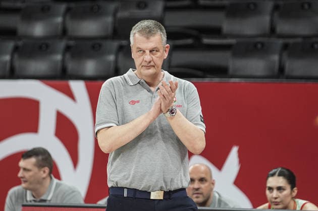 Hungary v Canada - FIBA Women s Basketball World Cup Qualifiers ISTANBUL, TURKIYE – MARCH 12: Head coach Peter Volgyi of Hungary gives tactics to her players during the FIBA Women s Basketball World Cup Qualifiers Group C match between Hungary and Canada at the Turkcell Basketball Development Center in Istanbul, Turkiye on March 12, 2026. Beyza Comert Anadolu Istanbul Turkey. Editorial use only. Please get in touch for any other usage.  Copyright: x2026xAnadoluxBeyzaxComertx