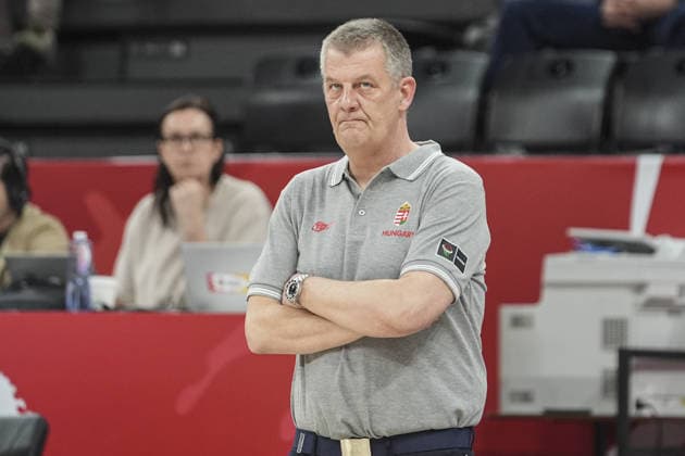 Hungary v Canada - FIBA Women s Basketball World Cup Qualifiers ISTANBUL, TURKIYE – MARCH 12: Head coach Peter Volgyi of Hungary gives tactics to her players during the FIBA Women s Basketball World Cup Qualifiers Group C match between Hungary and Canada at the Turkcell Basketball Development Center in Istanbul, Turkiye on March 12, 2026. Beyza Comert Anadolu Istanbul Turkey. Editorial use only. Please get in touch for any other usage.  Copyright: x2026xAnadoluxBeyzaxComertx