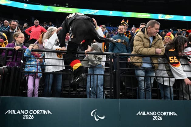 Para Ice hockey, Eishockey - Millano Cortina 2026 Winter Paralympics: Day 6 - Classification Game 5 - 8 Para Ice Hockey - Milano Cortina 2026 Winter Paralympics: Day 6 MILANO SANTAGIULIA ICE HOCKEY ARENA MILANO, ITALY - MARCH 12: Classification Game 5 - 8 Slovakia (SVK) - Germany (GER) KUHLI-LAUENSTEIN Ingo (No. 33, Athlet, Defender, 20.05.1992, Club Wiehl Penguins) with family (Photo by RALF KUCKUCK) Copyright 2026 Ralf Kuckuck Milano Milano Santagiulia Ice Hockey Arena Italy