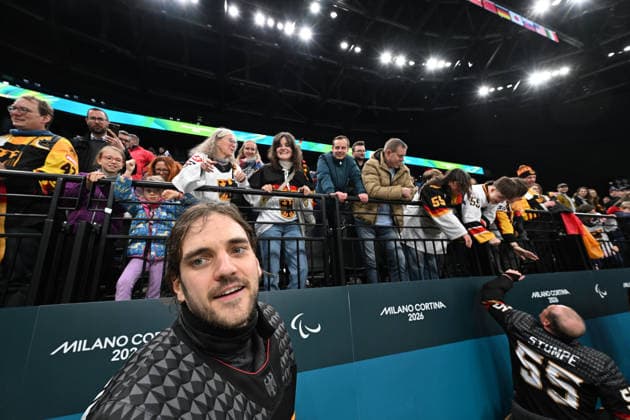 Para Ice hockey, Eishockey - Millano Cortina 2026 Winter Paralympics: Day 6 - Classification Game 5 - 8 Para Ice Hockey - Milano Cortina 2026 Winter Paralympics: Day 6 MILANO SANTAGIULIA ICE HOCKEY ARENA MILANO, ITALY - MARCH 12: Classification Game 5 - 8 Slovakia (SVK) - Germany (GER) KUHLI-LAUENSTEIN Ingo (No. 33, Athlet, Defender, 20.05.1992, Club Wiehl Penguins) with family (Photo by RALF KUCKUCK) Copyright 2026 Ralf Kuckuck Milano Milano Santagiulia Ice Hockey Arena Italy