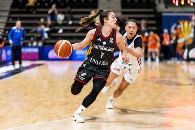 LYON-VILLEURBANNE, FRANCE - MARCH 12: Jennifer Crowder (Germany, 7) controls the ball during the FIBA Women™s World Cup Qualifying Tournament match between Philippines (PHI) vs. Germany (GER) at Astroballe on matchday 2 of the FIBA Women™s World Cup Qualifying Tournament on March 12, 2026 in Lyon-Villeurbanne, France. France Copyright: xSteffiexWunderlx