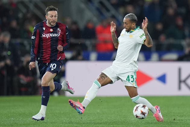 Bologna s Federico Bernardeschi fights for the ball with Roma™s Wesley during the Uefa Europa League soccer match between Bologna and Roma at the Dall™Ara Stadium in Bologna , north Italy - Thursday , March 12 , 2026. - Soccer .  Copyright: xSpada LaPressex