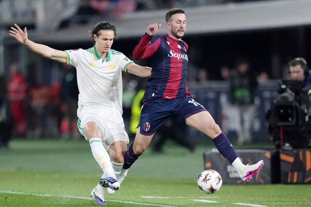 Bologna s Federico Bernardeschi fights for the ball with Roma™s Daniele Ghilardi during the Uefa Europa League soccer match between Bologna and Roma at the Dall™Ara Stadium in Bologna , north Italy - Thursday , March 12 , 2026. - Soccer .  Copyright: xSpada LaPressex