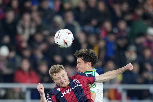 Bologna s Tommaso Pobega fights for the ball with Roma™s Neil El Aynaoui during the Uefa Europa League soccer match between Bologna and Roma at the Dall™Ara Stadium in Bologna , north Italy - Thursday , March 12 , 2026. - Soccer .  Copyright: xSpada LaPressex