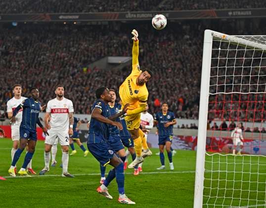 12 03 2026, Football UEFA Europa League 2025 2026 Round of 16, VfB Stuttgart FC Porto, in the MHP Arena Stuttgart, Goalkeeper Diego Costa FC Porto directs the ball over the goal DFL and DFB regulations prohibit any use of photographs as image sequences and or quasi video