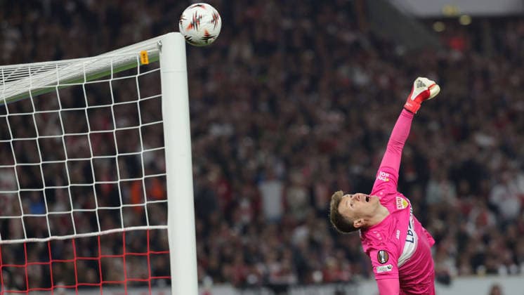 12 03 2026, Stuttgart, Football UEFA Europa League, Season 2025 2026, VfB Stuttgart vs FC Porto, Alexander Nübel VfB , Ball on the crossbar