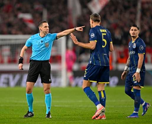 12 03 2026, Football UEFA Europa League 2025 2026 Round of 16, VfB Stuttgart FC Porto, in the MHP Arena Stuttgart, referee Donatas Rumsas LTU , sends off Jan Bednarek FC Porto DFL and DFB regulations prohibit any use of photographs as image sequences and or quasi video
