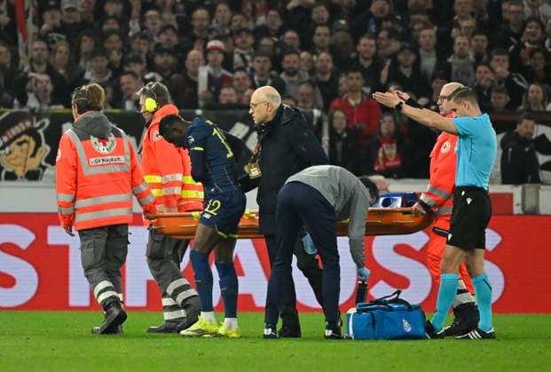 Zaidu FC Porto 12 injured Injury Carrying Referee Referee Donatas Rumsas LTU Gesture Gesture VfB Stuttgart vs FC Porto EUROPA LEAGUE EL 12 03 2026 DFL REGULATIONS PROHIBIT ANY USE OF PHOTOGRAPHS AS IMAGE SEQUENCES AND OR QUASI VIDEO VfB Stuttgart vs FC Porto
