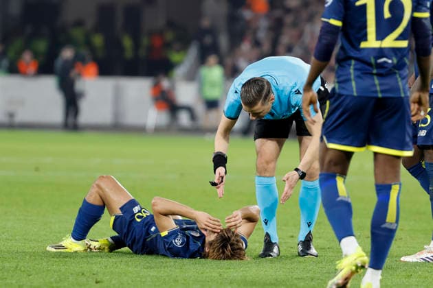 Rodrigo Mora FC Porto, 86 injured on the ground, with referee Donatas Rumsas LTU , Germany, Football, UEFA Europa League, Round of 16, 2025 2026, VfB Stuttgart vs FC Porto, 12 03 2026, Stuttgart Arena Stuttgart Germany Copyright: xGrantxHubbsx