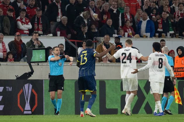 Referee Donatas Rumsas LTU , checks the scene on the screen, video evidence handball Angelo Stiller VfB Stuttgart, 06 on goal GER, VfB Stuttgart vs FC Porto, Football, UEFA Europa League, Men, Round of 16, First leg, Match time 2025 2026, 13 03 2026, GER, VfB Stuttgart vs FC Porto, Football, UEFA Europa League, Men, Round of 16, First leg, Match time 2025 2026, 13 03 2026 Stuttgart Copyright: xEibner-Pressefoto WolfgangxFrankx EP_WFK