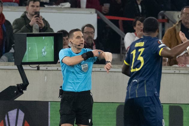 Referee Donatas Rumsas LTU , checks the scene on the screen, video evidence handball Angelo Stiller VfB Stuttgart, 06 on goal GER, VfB Stuttgart vs FC Porto, Football, UEFA Europa League, Men, Round of 16, First leg, Match time 2025 2026, 13 03 2026, GER, VfB Stuttgart vs FC Porto, Football, UEFA Europa League, Men, Round of 16, First leg, Match time 2025 2026, 13 03 2026 Stuttgart Copyright: xEibner-Pressefoto WolfgangxFrankx EP_WFK