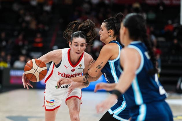 Turkiye v Argentina - FIBA Women’s Basketball World Cup Qualifiers ISTANBUL, TURKIYE - MARCH 12: Turkiye’s Olcay Cakir (L) and Argentina’s Julieta Mungo (R) compete for the ball during the FIBA Women’s Basketball World Cup Qualifiers Group C match between Turkiye and Argentina at the Turkcell Basketball Development Center in Istanbul, Turkiye, on March 12, 2026. Hakan Akgun Anadolu Istanbul Turkey. Editorial use only. Please get in touch for any other usage.  Copyright: x2026xAnadoluxHakanxAkgunx