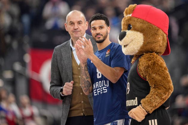 Basketball, Euroleague, 20260312, FC Bayern Munich Anadolu Efes Istanbul In the picture from l Sports Director of Bayern Dragan TARLAC, Nick WEILER BABB Istanbul, 8 Farewell Munich SAP Garden Bayern Germany Copyright: Passion2Press.dex xMarkusxFischex