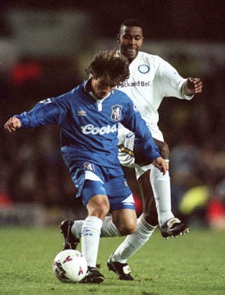Leeds United V Chelsea, Premier League Gianfranco Zola of Chelsea and Lucas Radebe of Leeds United challenge during the Premier League match between Leeds United and Chelsea at Elland Road on December 1, 1996 in Leeds, England. Leeds Elland Road England United Kingdom Copyright: xAllstarxPicturexLibraryxLtdx