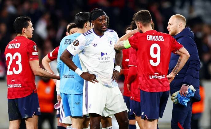 Tammy Abraham of Aston Villa and Olivier Giroud of Lille speak at full time. Lille v Aston Villa, UEFA Europa League, Round of 16, First Leg, Football, Stade Pierre-Mauroy, Lille, France - 12 Mar 2026Lille Stade Pierre-Mauroy France EDITORIAL USE ONLY No use with unauthorised audio, video, data, fixture lists, club league logos or live services. Online in-match use limited to 120 images, no video emulation. No use in betting, games or single club league player publications. Copyright: xJamesxMarsh Shutterstockx 16746748bv