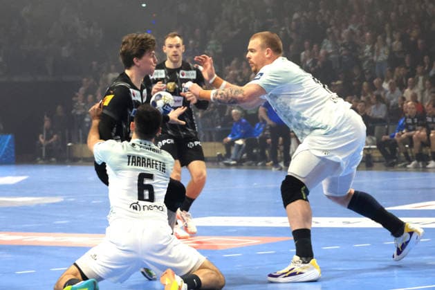 DEU, Machineseeker EHF Champions League, Fuechse Berlin vs HBC Nantes, 12 03 2026, Max Schmeling Halle, Berlin, DEU, Machineseeker EHF Champions League, Fuechse Berlin vs HBC Nantes, in the picture Nils Lichtlein Fuechse Berlin 17 , Ian Tarrafeta HBC Nantes 6 , Matej Gaber HBC Nantes 15 nordphotoxGmbHx xEngler nph00076