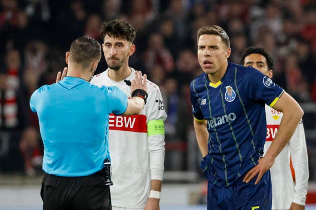 Referee Donatas Rumsas LTU , Atakan Karazor VfB Stuttgart, 16 and Jan Bednarek FC Porto, 05 in dialog , Germany, Football, UEFA Europa League, Round of 16, 2025 2026, VfB Stuttgart vs FC Porto, 12 03 2026, Stuttgart Arena Stuttgart Germany Copyright: xGrantxHubbsx
