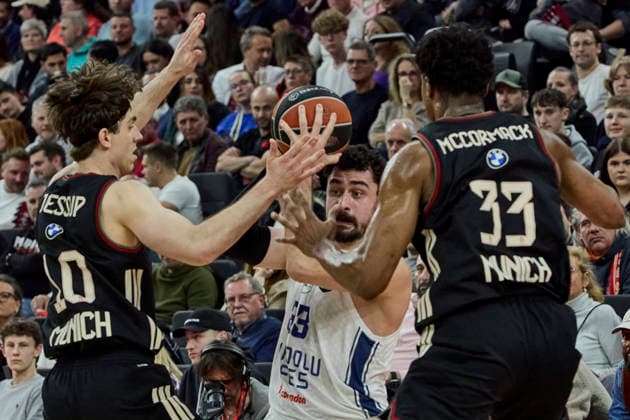 Turkish Airlines EuroLeague Basketball, FC Bayern Munich Basketball vs Anadolu Efes Istanbul, Munich FC Bayern Basketball, Munich FC Bayern Basketball, Istanbul Anadolu Efes, 2026 03 12 in Munich SAP Garden JESSUP Justinian FC Bayern Munich Guard G Nr10 BAY10 , YILMAZ Erkan Anadolu Efes Istanbul Forward F Nr33 EFS33 , MCCORMACK David FC Bayern Munich Center C Nr33 BAY33 sportworld München SAP Garden Bayern Deutschland