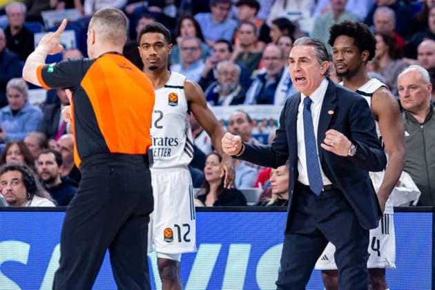 ESP Real Madrid v Valencia Basket Euroleague referee and Sergio Scariolo of Real Madrid during the Euroleague match, between Real Madrid and Valencia Basket played at Movistar Arena Stadium on March 12, 2026 in Madrid Spain Spain Madrid Spain Basketball Copyright: xAlbaxPachecox xAgenciaxLOFx