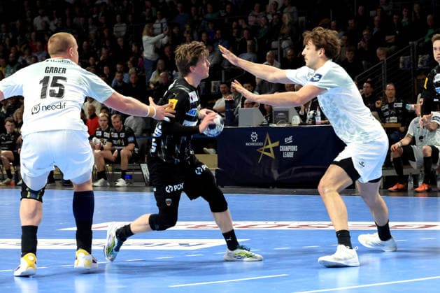 DEU, Machineseeker EHF Champions League, Fuechse Berlin vs HBC Nantes, 12 03 2026, Max Schmeling Halle, Berlin, DEU, Machineseeker EHF Champions League, Fuechse Berlin vs HBC Nantes, in the picture Nils Lichtlein Fuechse Berlin 17 , Matej Gaber HBC Nantes 15 , Thibaud Briet HBC Nantes 3 nordphotoxGmbHx xEngler nph00076