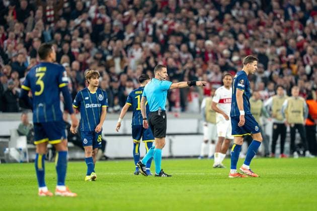 Referee Donatas Rumöas awards the goal to make it 1-2, VfB Stuttgart vs FC Porto, Football, Europa League, Round of 16, First leg, 12 03 2026 Stuttgart Baden Wuerttemberg Germany Copyright: xkolbert-press PhilipxZieglerx