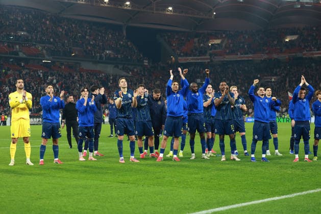 FBL UEFA Europa League Round of 16 first leg 2025 26 VfB Stuttgart FC Porto Team from FC Porto applauds the fans after the match, UEFA Europa League Round of 16 first leg soccer match between VfB Stuttgart and FC Porto at the Stuttgart Arena in Stuttgart, Germany, March 12, 2026 Copyright: JoaquimxFerreira