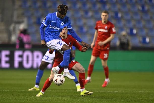 Genk s Noah Adedeji-Sternberg and Freiburg s Philipp Treu fight for the ball during a game between Belgian soccer team KRC Genk and German Freiburg, Thursday 12 March 2026 in Genk, the first leg of the 1 16 Finals of the UEFA Europa League tournament. JOHAN EYCKENS JohanxEyckens  x167296848x