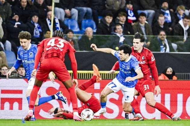 Genk s Zakaria El Ouahdi and Freiburg s Igor Matanovic pictured in action during a game between Belgian soccer team KRC Genk and German Freiburg, Thursday 12 March 2026 in Genk, the first leg of the 1 16 Finals of the UEFA Europa League tournament. TOM GOYVAERTS TomxGoyvaerts  x167298259x