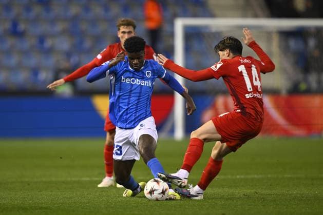 Genk s Aaron Bibout Banind and Freiburg s Yuito Suzuki fight for the ball during a game between Belgian soccer team KRC Genk and German Freiburg, Thursday 12 March 2026 in Genk, the first leg of the 1 16 Finals of the UEFA Europa League tournament. JOHAN EYCKENS JohanxEyckens  x167299280x