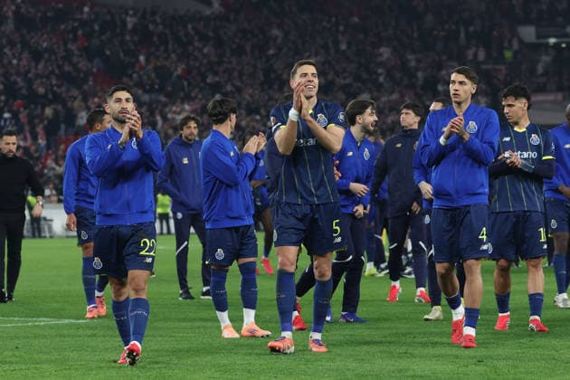 FBL UEFA Europa League Round of 16 first leg 2025 26 VfB Stuttgart FC Porto Alan Varela FC Porto , Jan Bednarek FC Porto , Jakub Kiwior FC Porto applauds the fans after the match, UEFA Europa League Round of 16 first leg soccer match between VfB Stuttgart and FC Porto at the Stuttgart Arena in Stuttgart, Germany, March 12, 2026 Copyright: JoaquimxFerreira