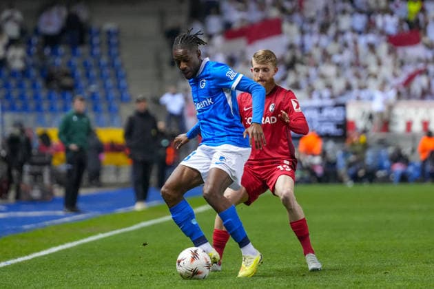 Joris Kayembe KRC Genk, 18 in duel with Jan Niklas Beste SC Freiburg, 19 , Belgium, Football, UEFA Europa League, Round of 16 first leg, 2025 2026, KRC Genk vs SC Freiburg, 12 03 2026, KRC Genk Arena, Cegeka Arena, Genk, Belgium Genk KRC Genk Arena, Cegeka Arena Limburg Belgium Copyright: xArnexAmbergx