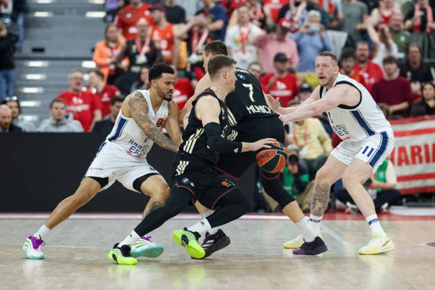 Andreas Obst FC Bayern Basketball, 13 with Johannes Voigtmann FC Bayern Basketball, 07 and Rolands Smits Anadolu Efes Istanbul, 11 , with Nick Weiler Babb Anadolu Efes Istanbul, 08 , GER, FC Bayern Basketball vs Anadolu Efes Istanbul, Basketball, Euroleague, Matchday 31, Season 2025 2026, 12 03 2026, GER, FC Bayern Basketball vs Anadolu Efes Istanbul, Basketball, Euroleague, Matchday 31, Season 2025 2026, 12 03 2026 Munich Copyright: xEibner-Pressefoto JennixMaulx EP_JML