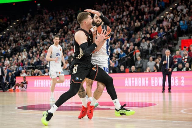 Basketball, Euroleague, , FC Bayern Munich Anadolu Efes Istanbul In the picture from l Andreas OBST Bayern, 13 , Isaia CORDINIER Istanbul, 10 , Foul Foul Munich SAP Garden Bayern Germany Copyright: Passion2Press.dex xMarkusxFischex