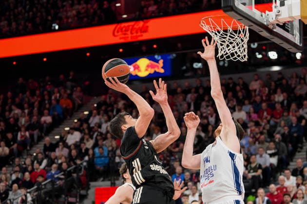 Basketball, Euroleague, , FC Bayern Munich Anadolu Efes Istanbul Pictured from left Vladimir LUCIC Bayern, 11 , Ercan OSMANI Istanbul, 24 Munich SAP Garden Bayern Germany Copyright: Passion2Press.dex xMarkusxFischex