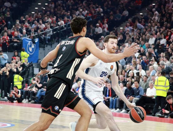 from left Leon KRATZER Muenchen , Erkan OSMANI Istanbul , Basketball, Euro League 2025 26, FC Bayern München Basketball vs Anadolu Efes Istanbul, 12 03 26 06 02 25, SAP Garden, Muenchen, Copyright: WolfgangxFehrmann
