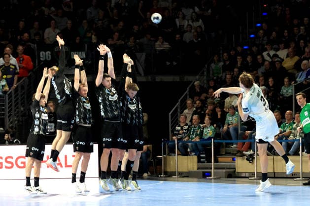 DEU, Machineseeker EHF Champions League, Fuechse Berlin vs HBC Nantes, 12 03 2026, Max Schmeling Halle, Berlin, DEU, Machineseeker EHF Champions League, Fuechse Berlin vs HBC Nantes, in the picture free throw by Thibaud Briet HBC Nantes 3 , Fuechse player wall nordphotoxGmbHx xEngler nph00076