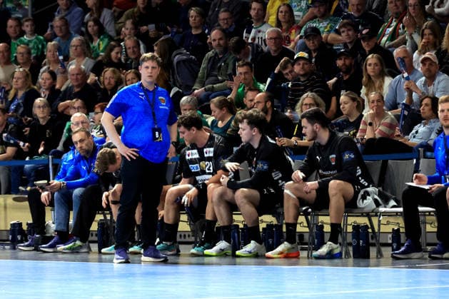 DEU, Machineseeker EHF Champions League, Fuechse Berlin vs HBC Nantes, 12 03 2026, Max Schmeling Halle, Berlin, DEU, Machineseeker EHF Champions League, Fuechse Berlin vs HBC Nantes, in the picture head coach Nicolej Krickau Fuechse Berlin , Fuechse players bench nordphotoxGmbHx xEngler nph00076