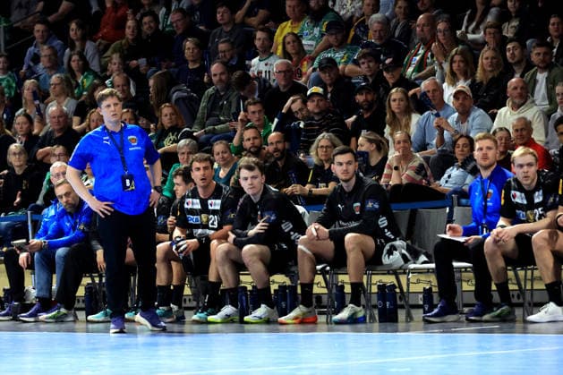 DEU, Machineseeker EHF Champions League, Fuechse Berlin vs HBC Nantes, 12 03 2026, Max Schmeling Halle, Berlin, DEU, Machineseeker EHF Champions League, Fuechse Berlin vs HBC Nantes, in the picture head coach Nicolej Krickau Fuechse Berlin , Fuechse players bench nordphotoxGmbHx xEngler nph00076