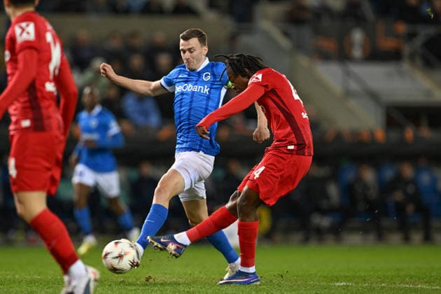 260312 KRC Genk vs SC Freiburg Bryan Heynen (8) of Genk fighting for the ball with Johan Manzambi of Freiburg pictured during the first leg game in the Uefa Europa League season 2025-2026 round of 16 between KRC Genk and SC Freiburg from Germany on March 12 , 2026 in Genk, Belgium. (Photo by David Catry Isosport) Genk Belgium  Copyright: xDavidxCatryx 20260312DC2_1147