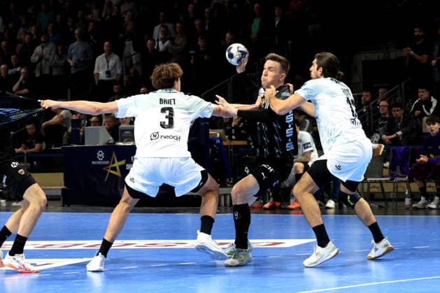 DEU, Machineseeker EHF Champions League, Fuechse Berlin vs HBC Nantes, 12 03 2026, Max Schmeling Halle, Berlin, DEU, Machineseeker EHF Champions League, Fuechse Berlin vs HBC Nantes, in the picture Lasse Andersson Fuechse Berlin 11 , Thibaud Briet HBC Nantes 3 , Julien Bos HBC Nantes 13 nordphotoxGmbHx xEngler nph00076