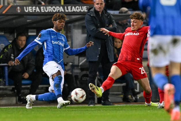 260312 KRC Genk vs SC Freiburg Noah Adedeji Sternberg (32) of Genk and Philipp Treu (29) of Freiburg fighting for the ball pictured during the first leg game in the Uefa Europa League season 2025-2026 round of 16 between KRC Genk and SC Freiburg from Germany on March 12 , 2026 in Genk, Belgium. (Photo by David Catry Isosport) Genk Belgium  Copyright: xDavidxCatryx 20260312DC2_0872