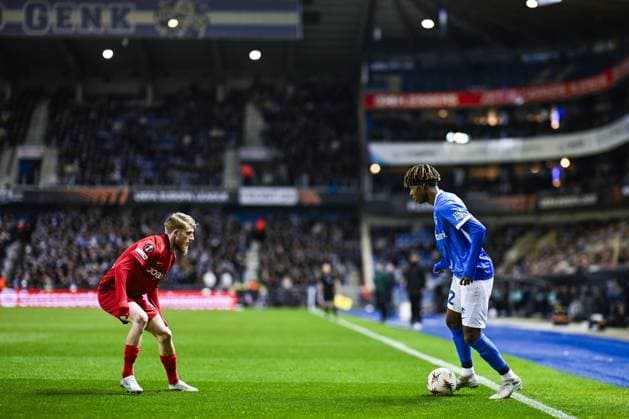Freiburg s Niklas Beste and Genk s Noah Adedeji-Sternberg pictured in action during a game between Belgian soccer team KRC Genk and German Freiburg, Thursday 12 March 2026 in Genk, the first leg of the 1 16 Finals of the UEFA Europa League tournament. TOM GOYVAERTS TomxGoyvaerts  x167302576x