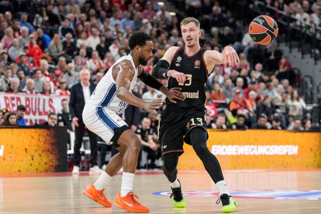 Basketball, Euroleague, , FC Bayern Munich Anadolu Efes Istanbul Pictured from l Jordan LOYD Istanbul, 3 , Andreas OBST Bayern, 13 Munich SAP Garden Bayern Germany Copyright: Passion2Press.dex xMarkusxFischex