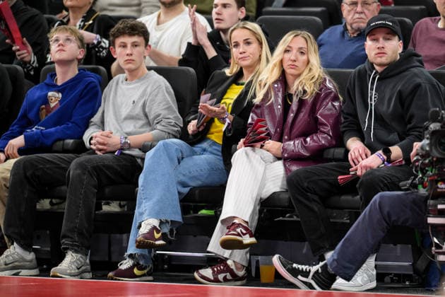 Basketball, Euroleague, 20260312, FC Bayern Munich Anadolu Efes Istanbul Pictured from left Giulia GWINN Bayern, 7 , physiotherapist Larissa HAUENSTEIN of FC Bayern Women in the audience Munich SAP Garden Bayern Germany Copyright: Passion2Press.dex xMarkusxFischex