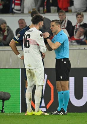 Referee Referee Donatas Rumsas LTU in conversation Discussion with Atakan Karazor VfB Stuttgart 16 Gesture Gesture VfB Stuttgart vs FC Porto EUROPA LEAGUE EL 12 03 2026 DFL REGULATIONS PROHIBIT ANY USE OF PHOTOGRAPHS AS IMAGE SEQUENCES AND OR QUASI VIDEO VfB Stuttgart vs FC Porto
