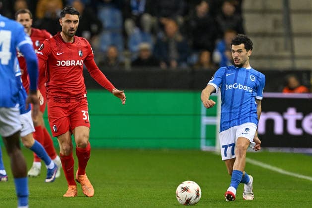 260312 KRC Genk vs SC Freiburg Vincenzo Grifo (32) of Freiburg defending on Zakaria El Ouahdi (77) of Genk pictured during the first leg game in the Uefa Europa League season 2025-2026 round of 16 between KRC Genk and SC Freiburg from Germany on March 12 , 2026 in Genk, Belgium. (Photo by David Catry Isosport) Genk Belgium  Copyright: xDavidxCatryx 20260312DC2_0844
