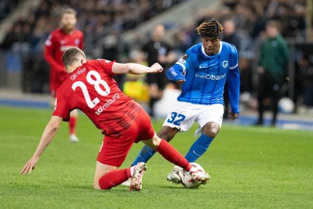Matthias Ginter 28 SC Freiburg in duel, action, with Noah Adedeji Sternberg 32 KRC Genk , KRC Genk vs SC Freiburg, Soccer, Europa League 2025 2026, Round of 16, 12 03 2026 Genk Limburg Belgium Copyright: xkolbert-press MarkusxVerwimpx