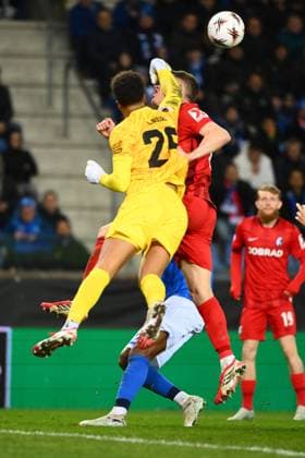 KRC Genk v Freiburg - UEFA Europa League GENK, BELGIUM - MARCH 12 : Lawal Tobias goalkeeper of KRC Genk, Matthias Ginter defender of Freiburg during the UEFA Europa League 2025 26 round of 16 match first leg between KRC Genk and Freiburg on March 12, 2026 in Genk, Belgium, 12 03 2026 Genk Belgium  Copyright: xVincentxKalutx